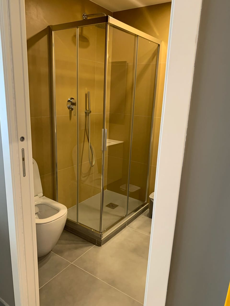 Basic Twin Room | Bathroom | Shower, free toiletries, hair dryer, slippers