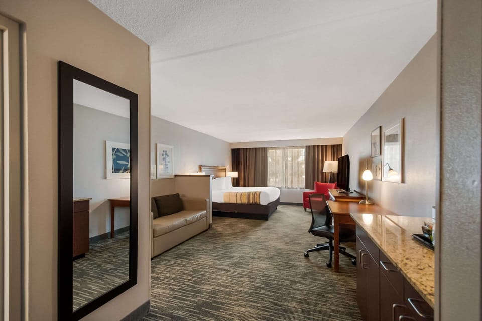 Studio Suite, 1 King Bed with Sofa bed, Non Smoking | Hypo-allergenic bedding, pillowtop beds, desk, blackout drapes