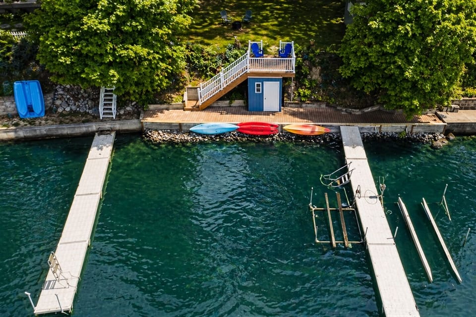 Your private lakeside retreat awaits! Enjoy direct access to the water with kayaks ready for your adventure. Unwind on the deck as you take in the serene lake views ️