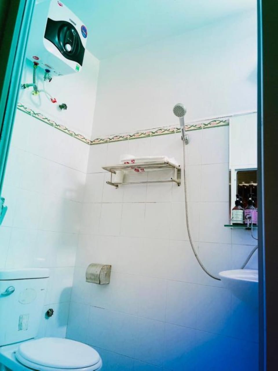 Double Room | Bathroom | Free toiletries, hair dryer, slippers, bidet