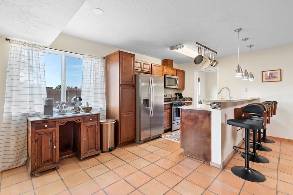 Kitchen and coffee bar