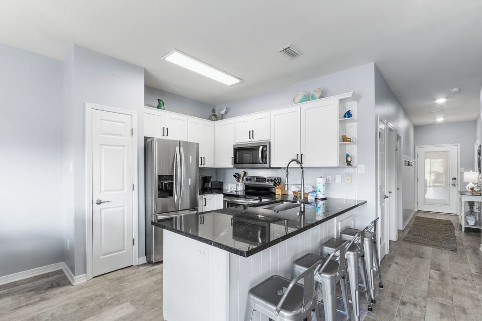 Family Condo, 2 Bedrooms, Non Smoking, Balcony | Private kitchen | Fridge, microwave, oven, stovetop