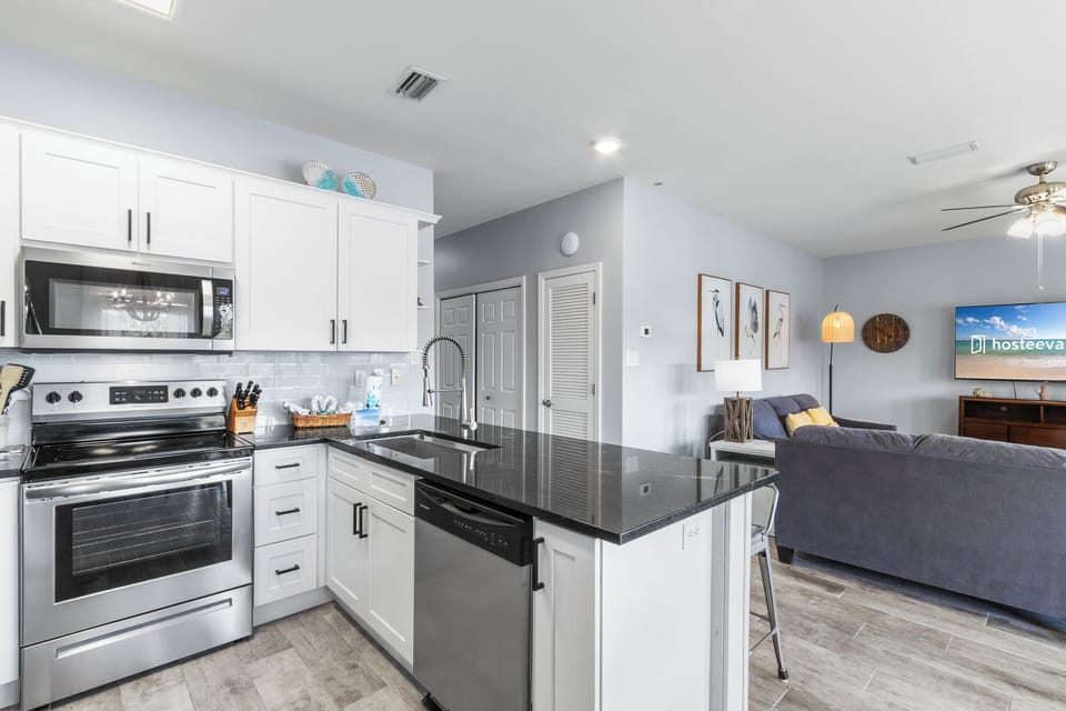 Family Condo, 2 Bedrooms, Non Smoking, Balcony | Private kitchen | Fridge, microwave, oven, stovetop