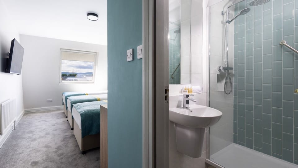 Triple Room | Bathroom | Shower, free toiletries, hair dryer, towels