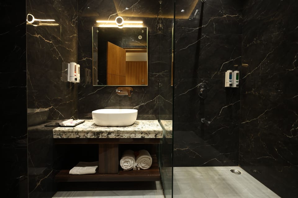 Deluxe Room - Free Entry to Water or Adventure Park | Bathroom