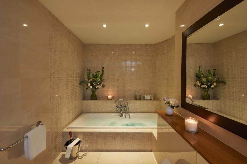 Deluxe Suite, 1 Double Bed (Super Deluxe 4 Poster) | Bathroom | Separate tub and shower, hair dryer, towels