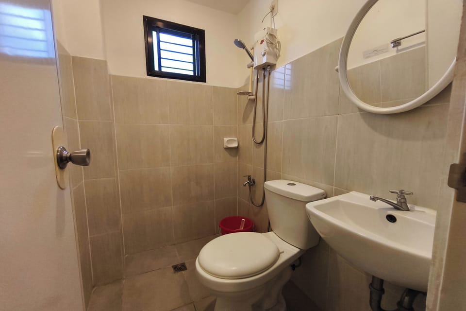 Deluxe Double Room | Bathroom | Shower, towels, soap, shampoo