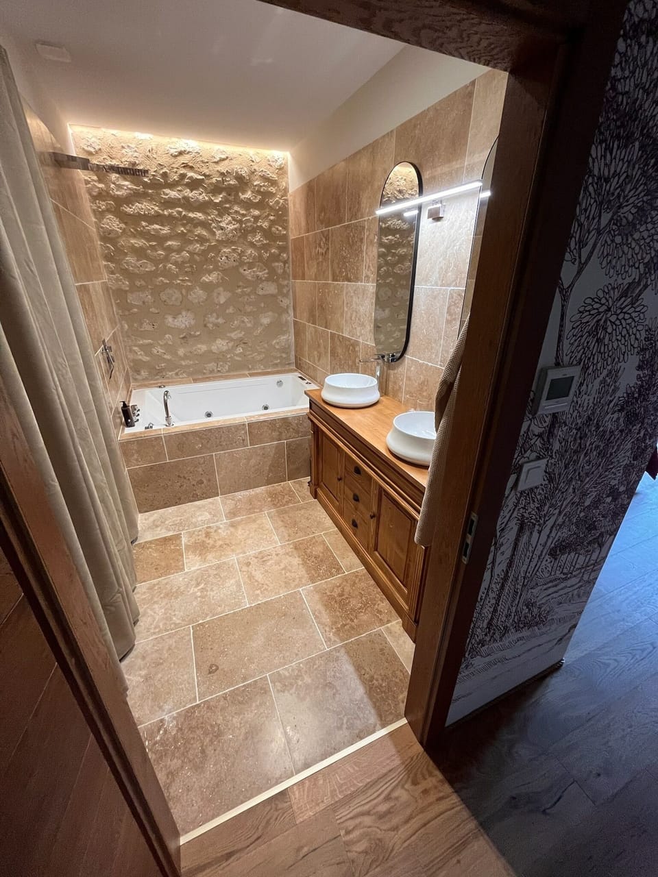Exclusive Suite, Valley View (2 à 4p-Saint-Créac) | Bathroom | Hair dryer, bathrobes, towels, soap