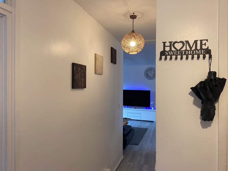 Apartment | Bathroom | Shower, towels, toilet paper