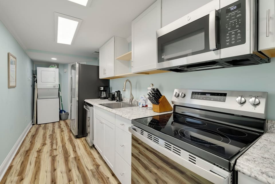 Fully Equipped Kitchen & Washer/Dryer
