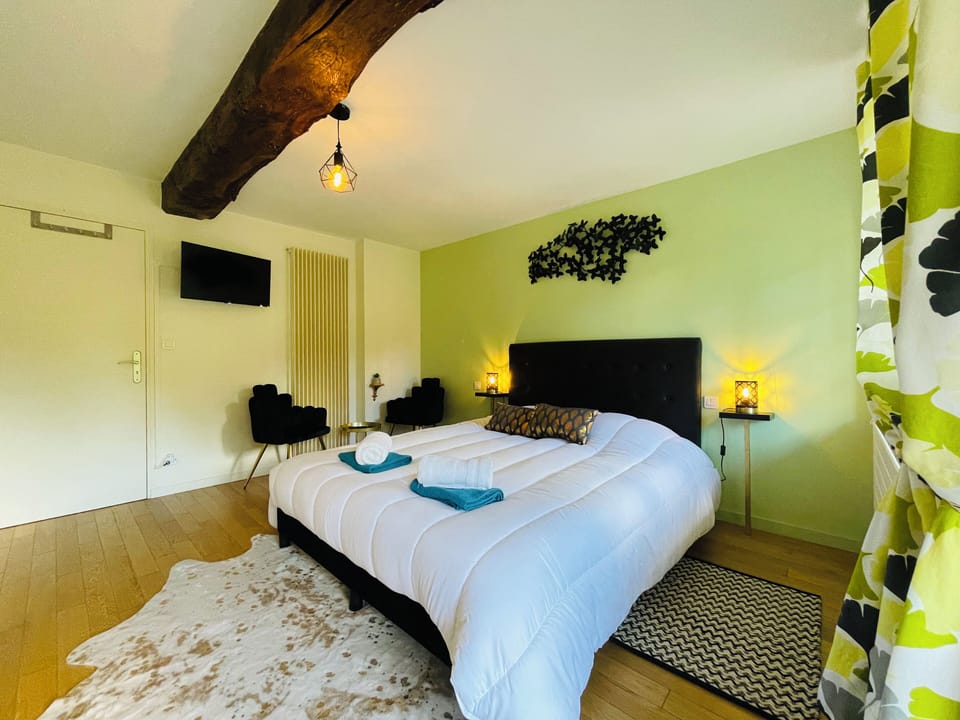 Deluxe Double Room, 1 Queen Bed, Garden View | Soundproofing, free WiFi