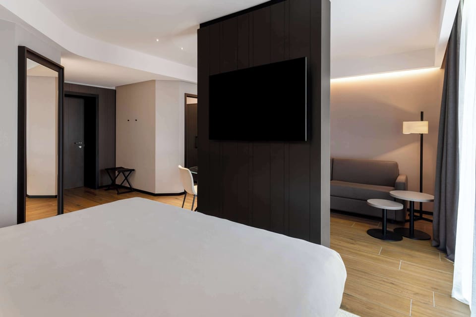 Junior Suite | Minibar, in-room safe, desk, soundproofing