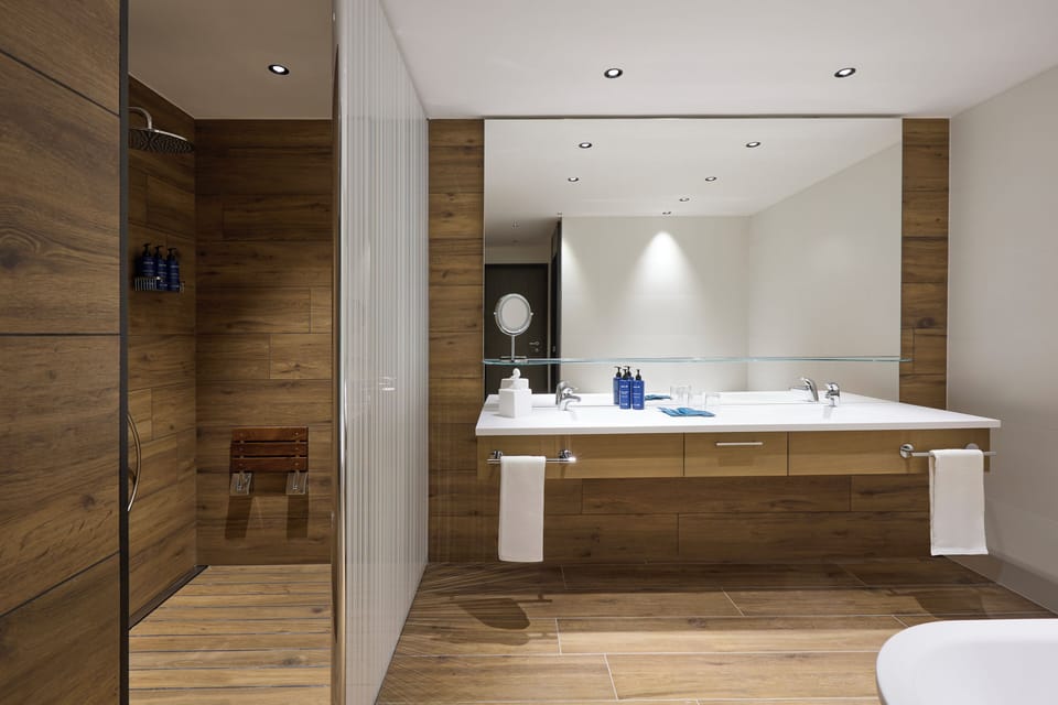 Suite | Bathroom | Slippers, bidet, towels