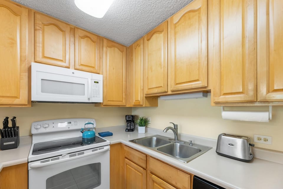 Condo, 1 Bedroom | Private kitchen | Fridge, oven, stovetop, dishwasher