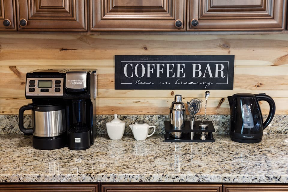 Cabin, 6 Bedrooms | Coffee and/or coffee maker
