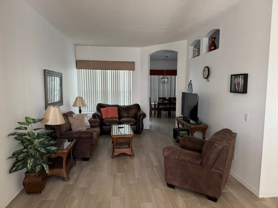 House, 5 Bedrooms | Living area