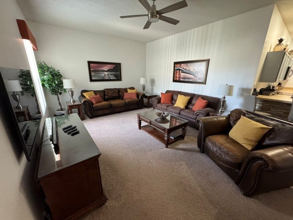 House, 5 Bedrooms | Living area