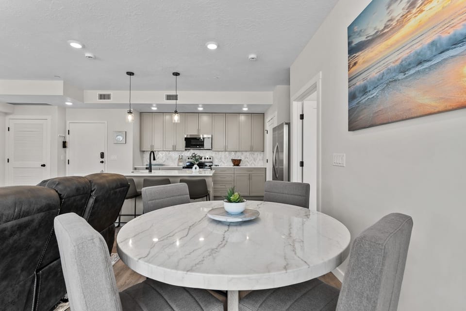 Condo, 2 Bedrooms | Dining