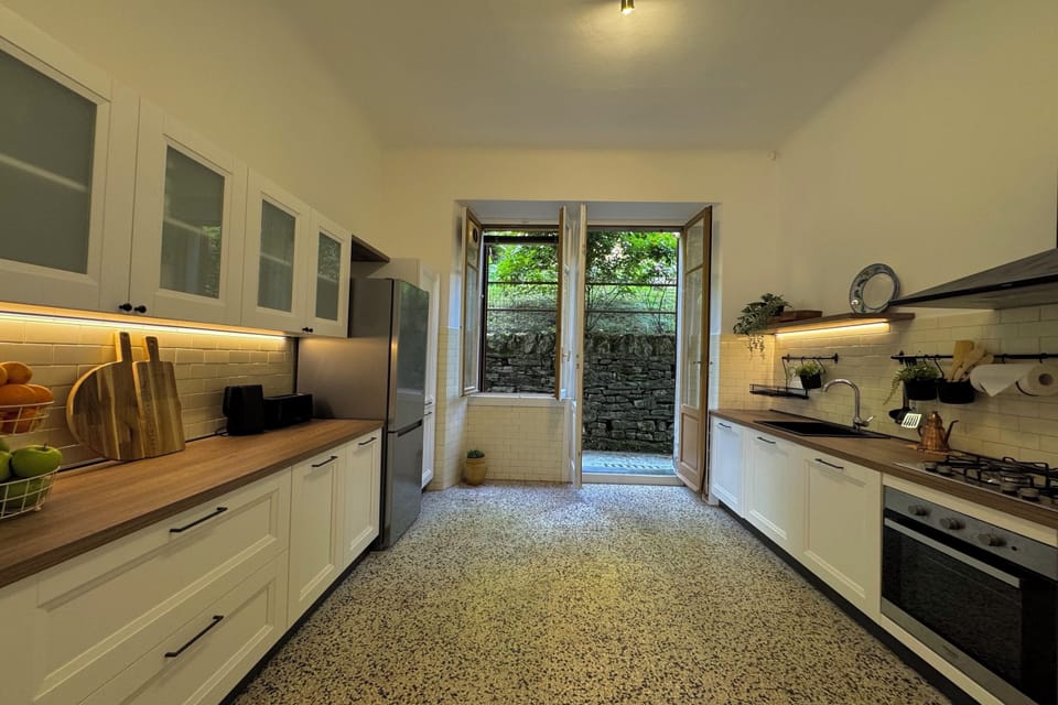 Family Apartment, Multiple Bedrooms, Beachside (Giardino Floreale di Menaggio) | Private kitchen | Fridge, microwave, oven, stovetop