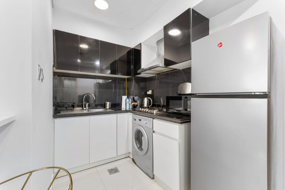 Deluxe Studio, Balcony, Canal View | Private kitchen | Fridge, microwave, stovetop, electric kettle