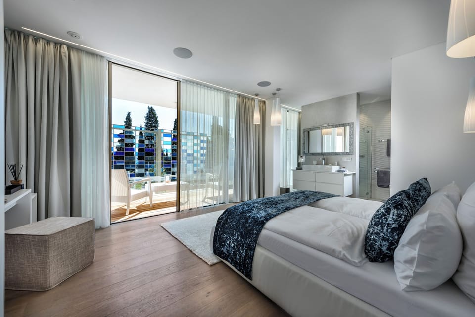 In-room safe, desk, soundproofing, WiFi (free)