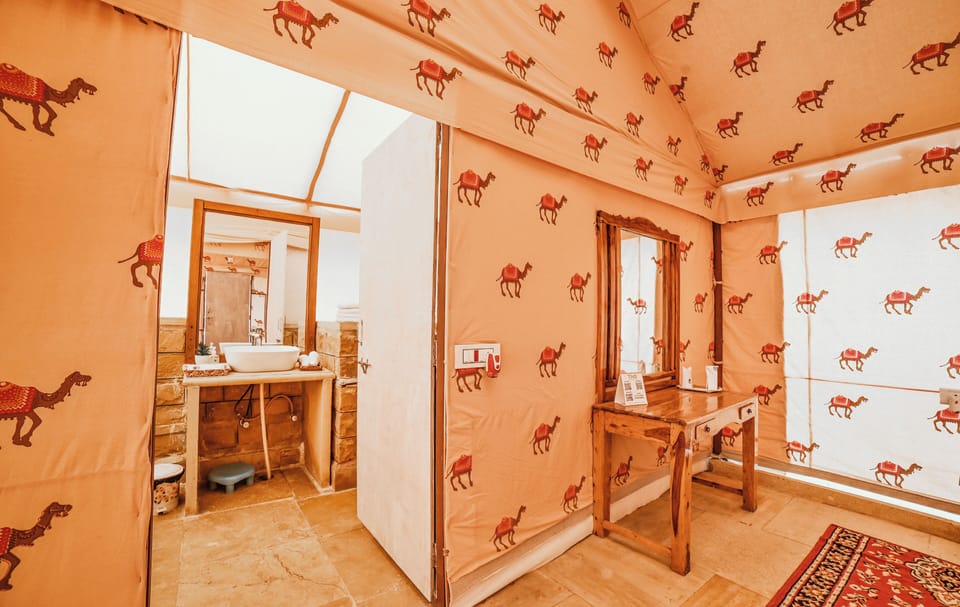 Deluxe Double Room, Desert View | Desk