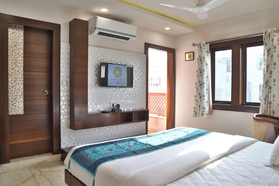 Deluxe Double Room, Balcony | In-room safe, desk, blackout drapes, soundproofing