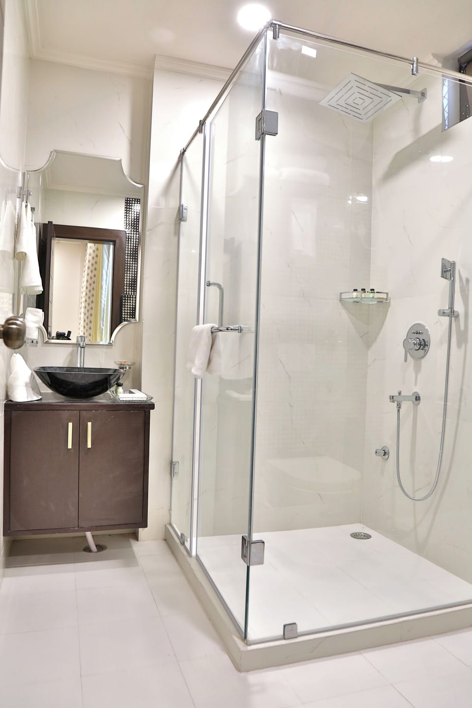 Superior Double Room, Balcony | Bathroom | Shower, hair dryer, slippers, towels