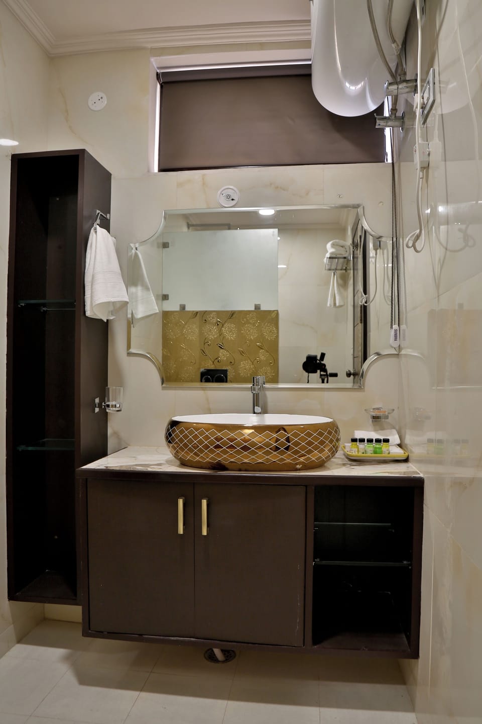 Deluxe Double Room, Balcony | Bathroom | Shower, hair dryer, slippers, towels