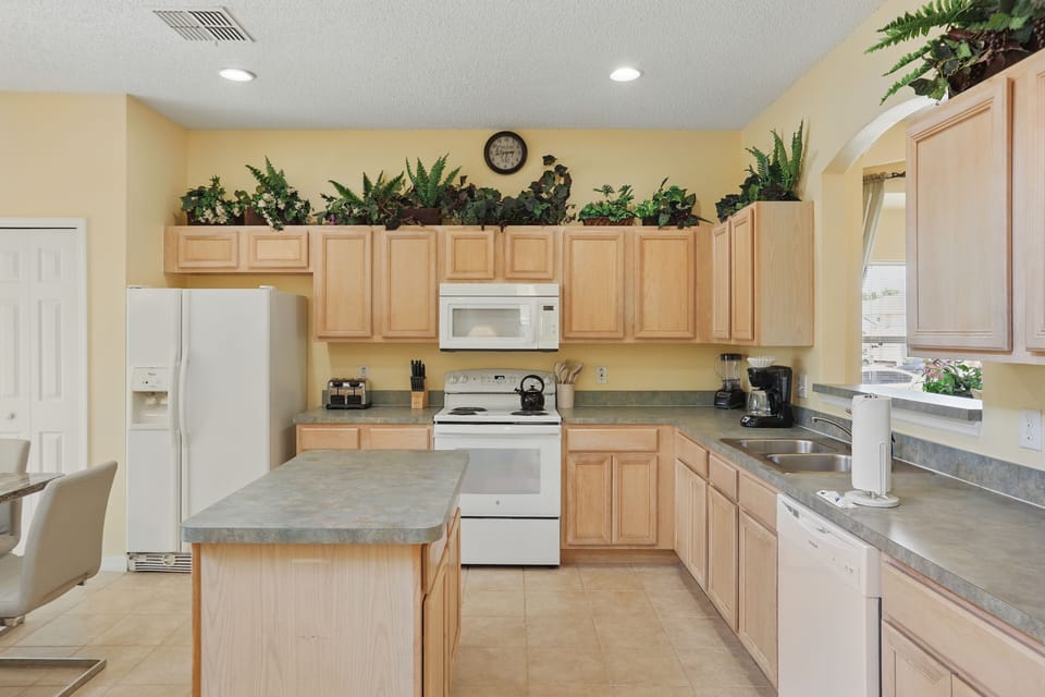 Kitchen (now has new refrigerator, picture shows old one)