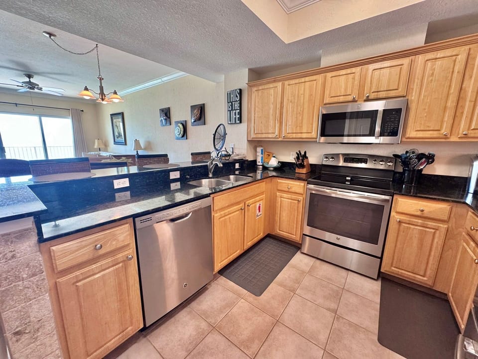 Condo, Multiple Beds, Hot Tub (Crystal Shores West 707) | Private kitchen