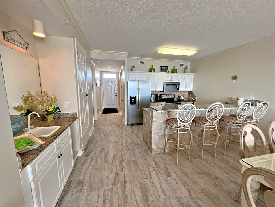 Condo, Multiple Beds, Hot Tub (Regency Isle 703) | Private kitchen
