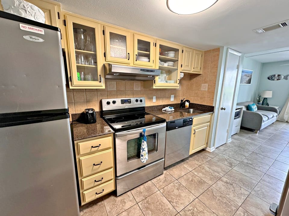 Condo, 2 Queen Beds, Balcony, Pool View (Gulf Shores Surf & Racquet Club 306B) | Private kitchen