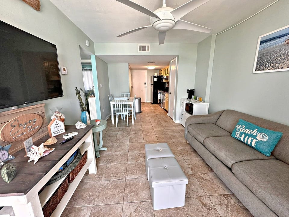 Condo, 2 Queen Beds, Balcony, Pool View (Gulf Shores Surf & Racquet Club 306B) | Living area