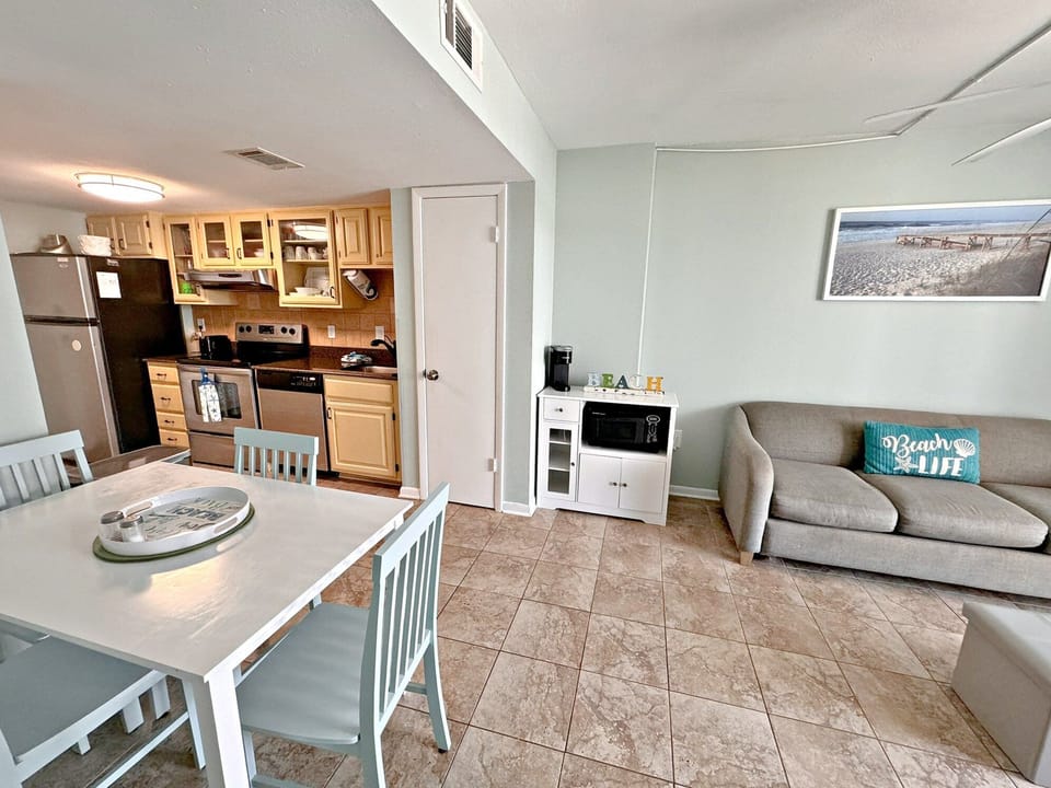 Condo, 2 Queen Beds, Balcony, Pool View (Gulf Shores Surf & Racquet Club 306B) | 2 bedrooms, individually decorated, individually furnished, bed sheets