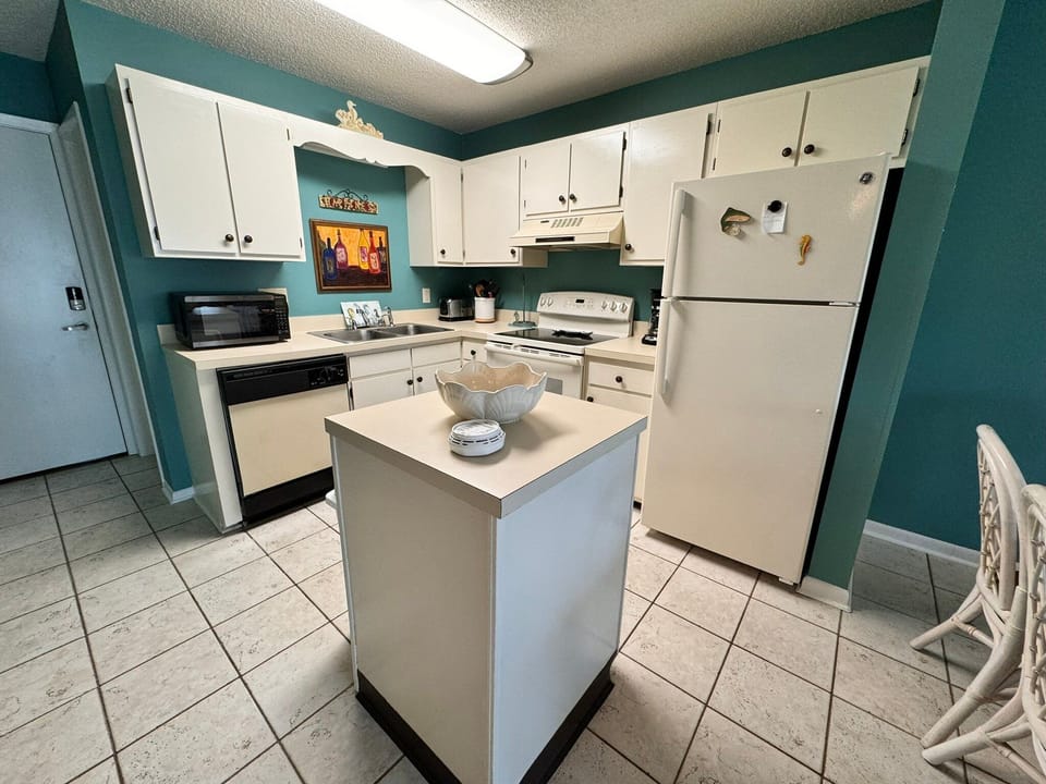 House, Multiple Beds, Balcony, Ocean View (Gulf Shores Plantation 1106) | Private kitchen