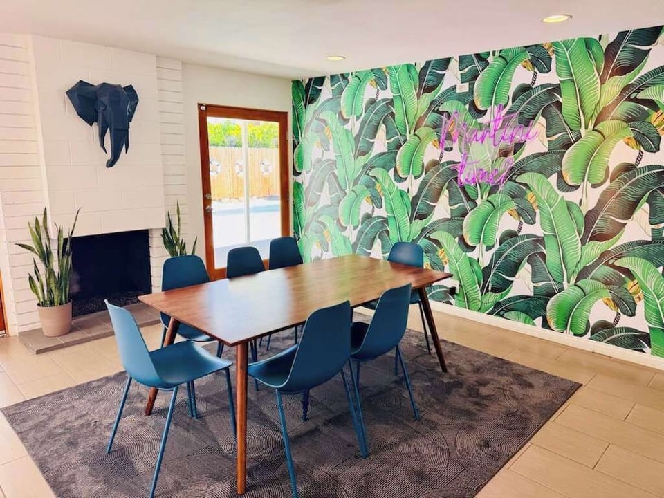 House, Multiple Beds, Pool Access, Pool View (Aurora Oasis) | Dining