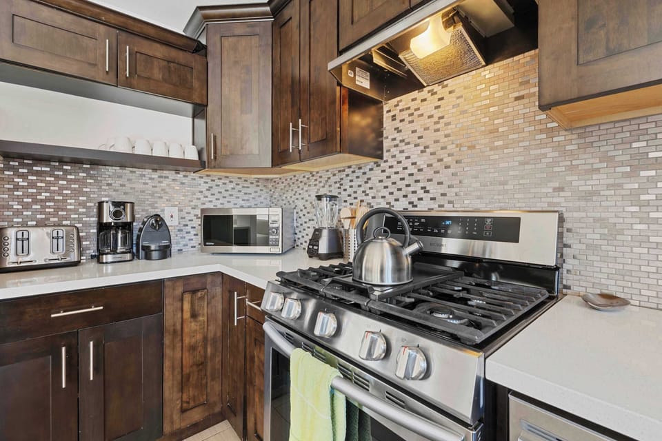 House, Multiple Beds, Pool Access, Pool View (Aurora Oasis) | Private kitchen | Fridge, microwave, oven, stovetop