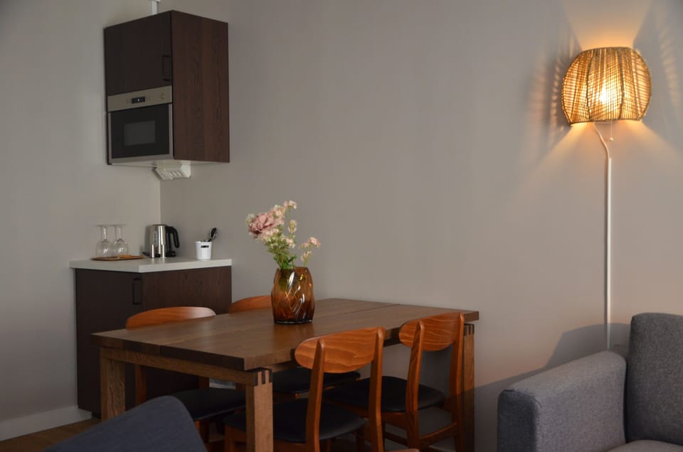 Business Studio Suite | Living area | 48-inch TV with digital channels, Netflix, streaming services