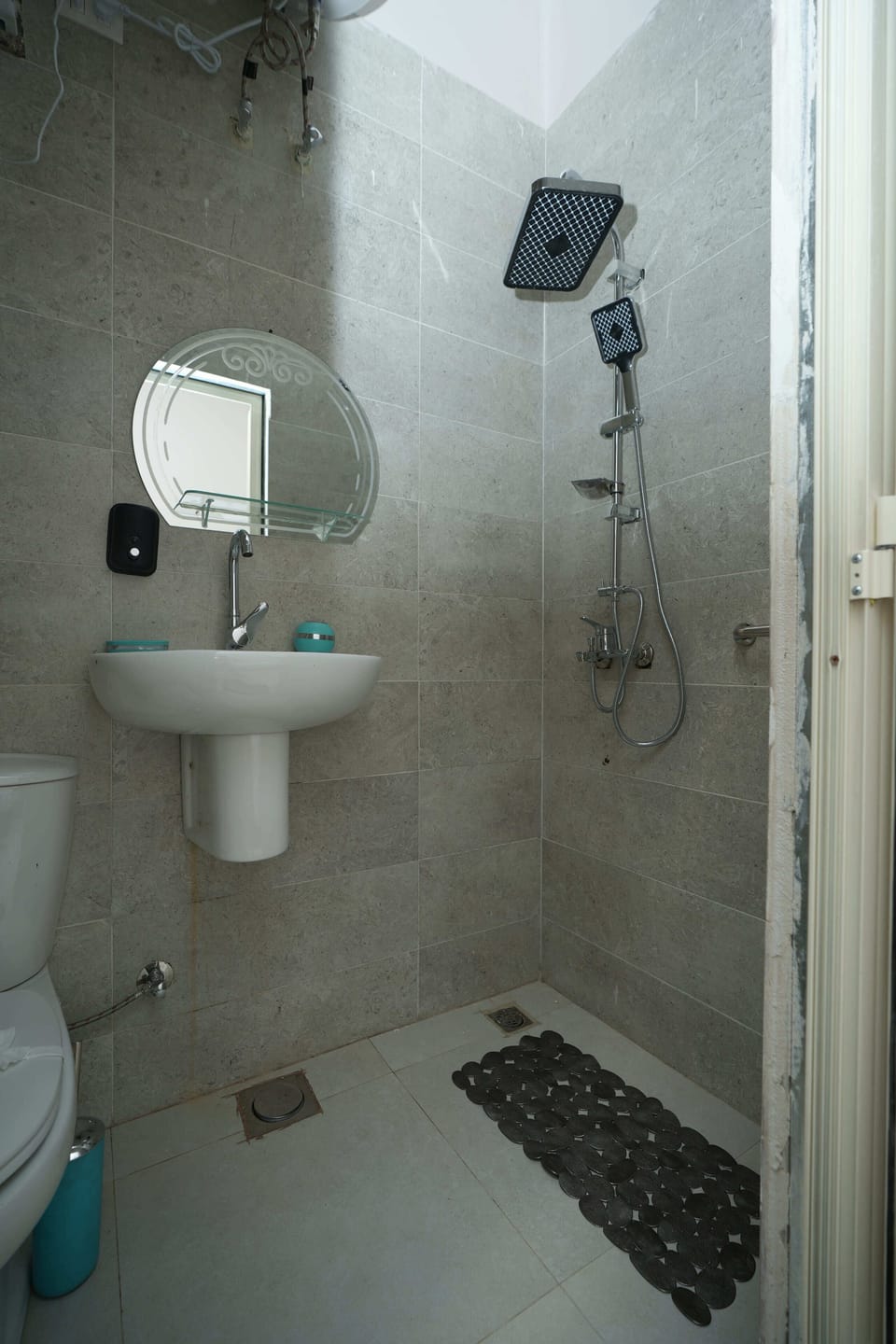Comfort Single Room | Bathroom | Combined shower/tub, rainfall showerhead, hair dryer, towels