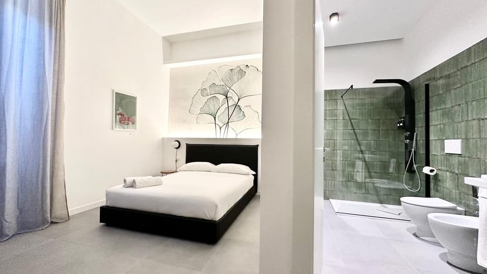Deluxe Room | Down comforters, in-room safe, desk, iron/ironing board