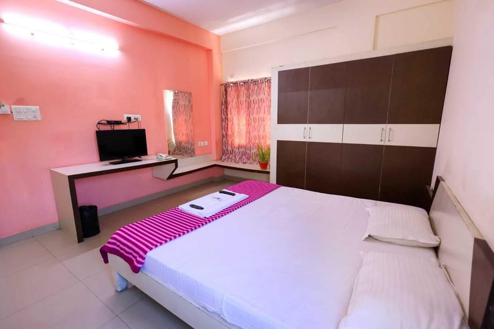 Desk, laptop workspace, free WiFi, bed sheets