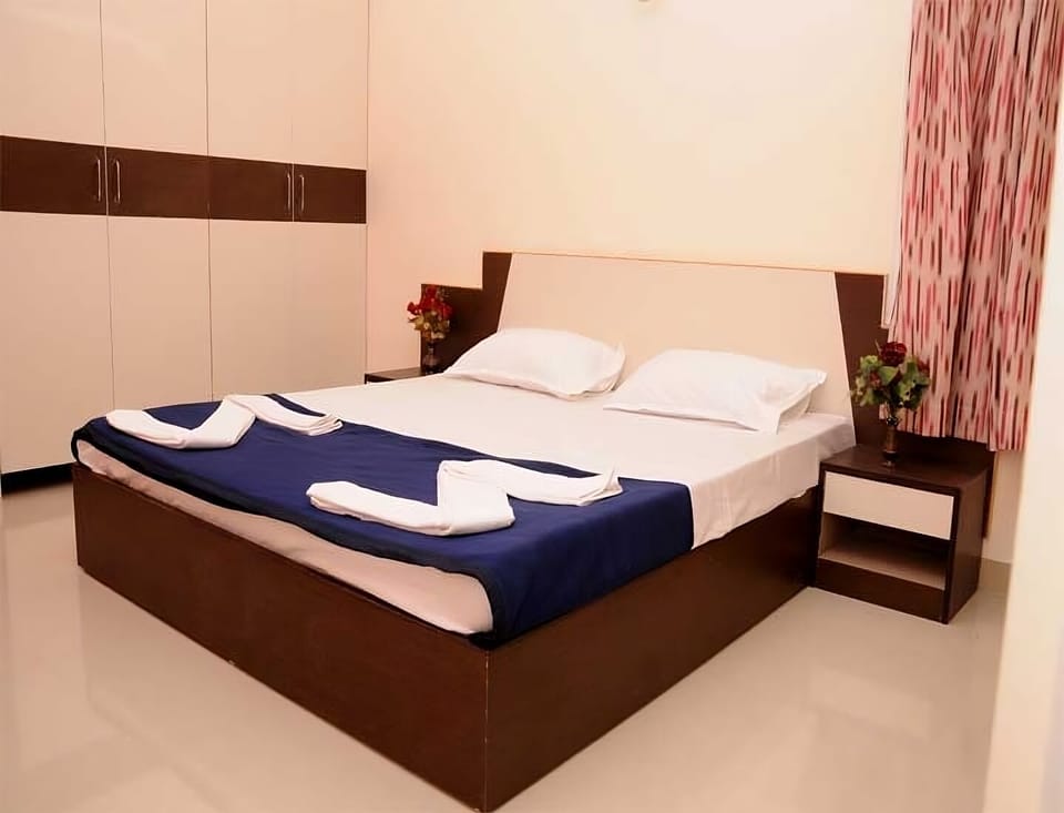 Desk, laptop workspace, free WiFi, bed sheets