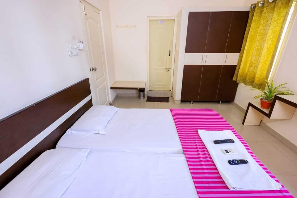Deluxe Room | Desk, laptop workspace, free WiFi, bed sheets
