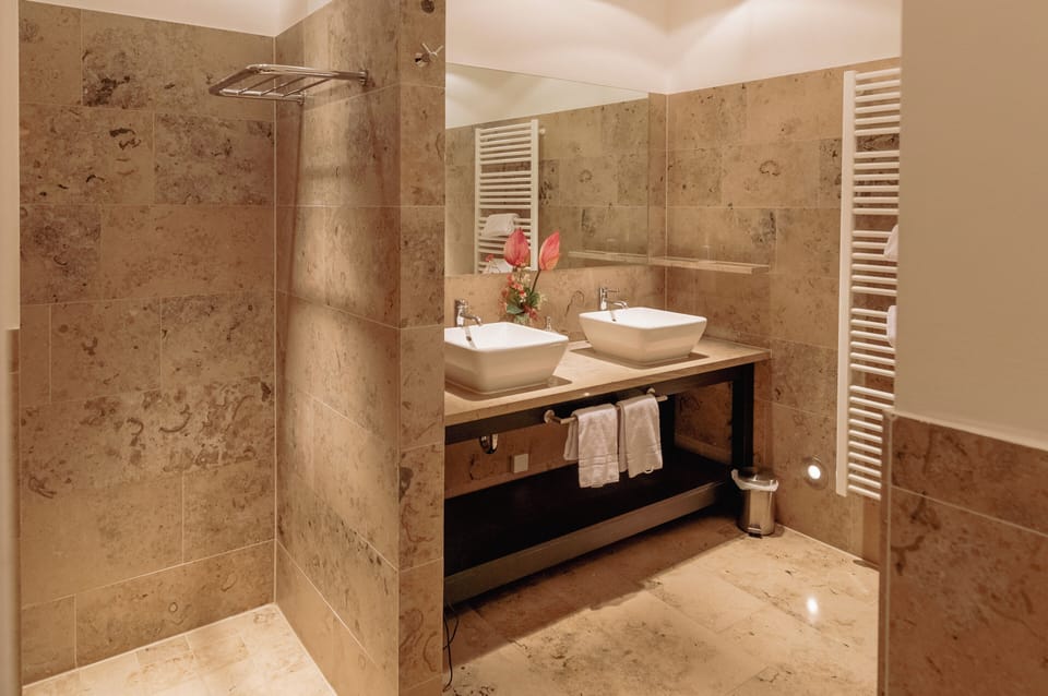 Superior suite with Cathedral view | Bathroom | Eco-friendly toiletries, hair dryer, towels, soap
