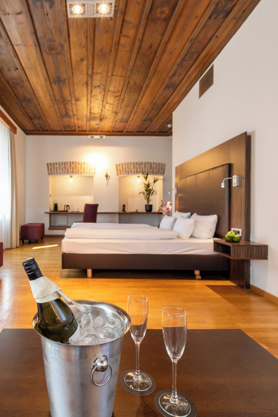 Junior Suite | Minibar, in-room safe, desk, laptop workspace