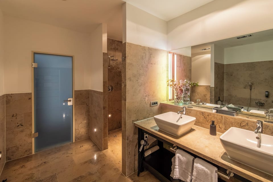 Comfort suite with Cathedral view | Bathroom | Eco-friendly toiletries, hair dryer, towels, soap