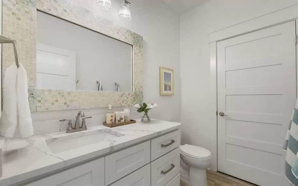 indulge in our spacious bathroom, featuring a large mirror that provides ample space for freshening up!