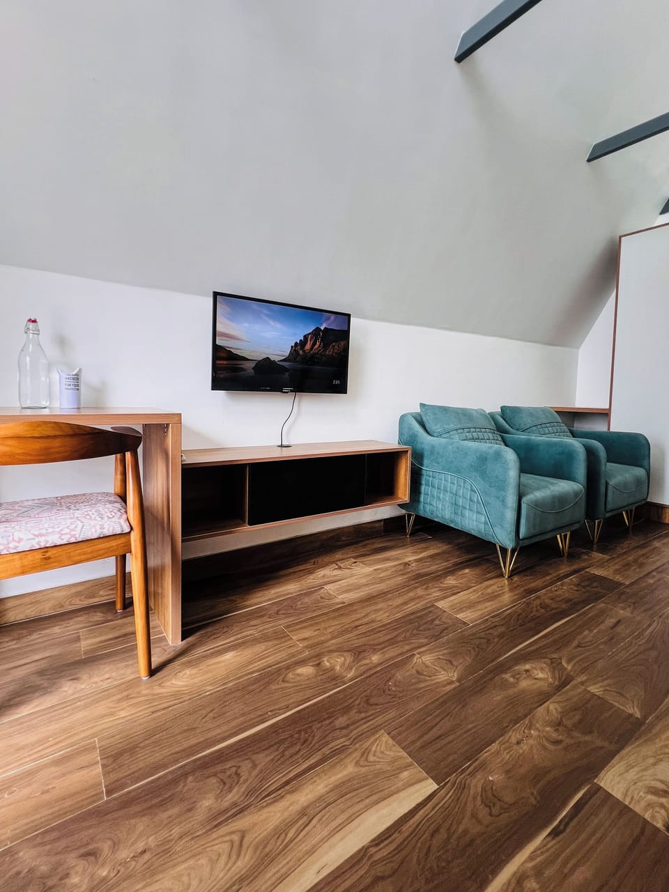 Cabin, Balcony, Mountain View | Living area | 40-cm TV with cable channels, Netflix, streaming services