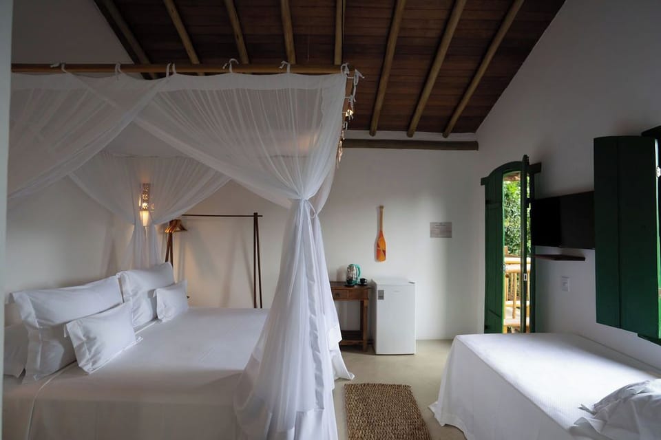 Garden Suite | Minibar, desk
